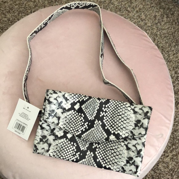 # 29 So Cute Snake Print Fannypac - Picture 4 of 5